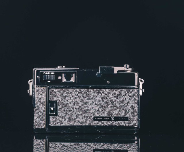 Canon A35 Datelux フィルムカメラ Canon A35 Datelux (1977) features pop-up-flash and date stamping