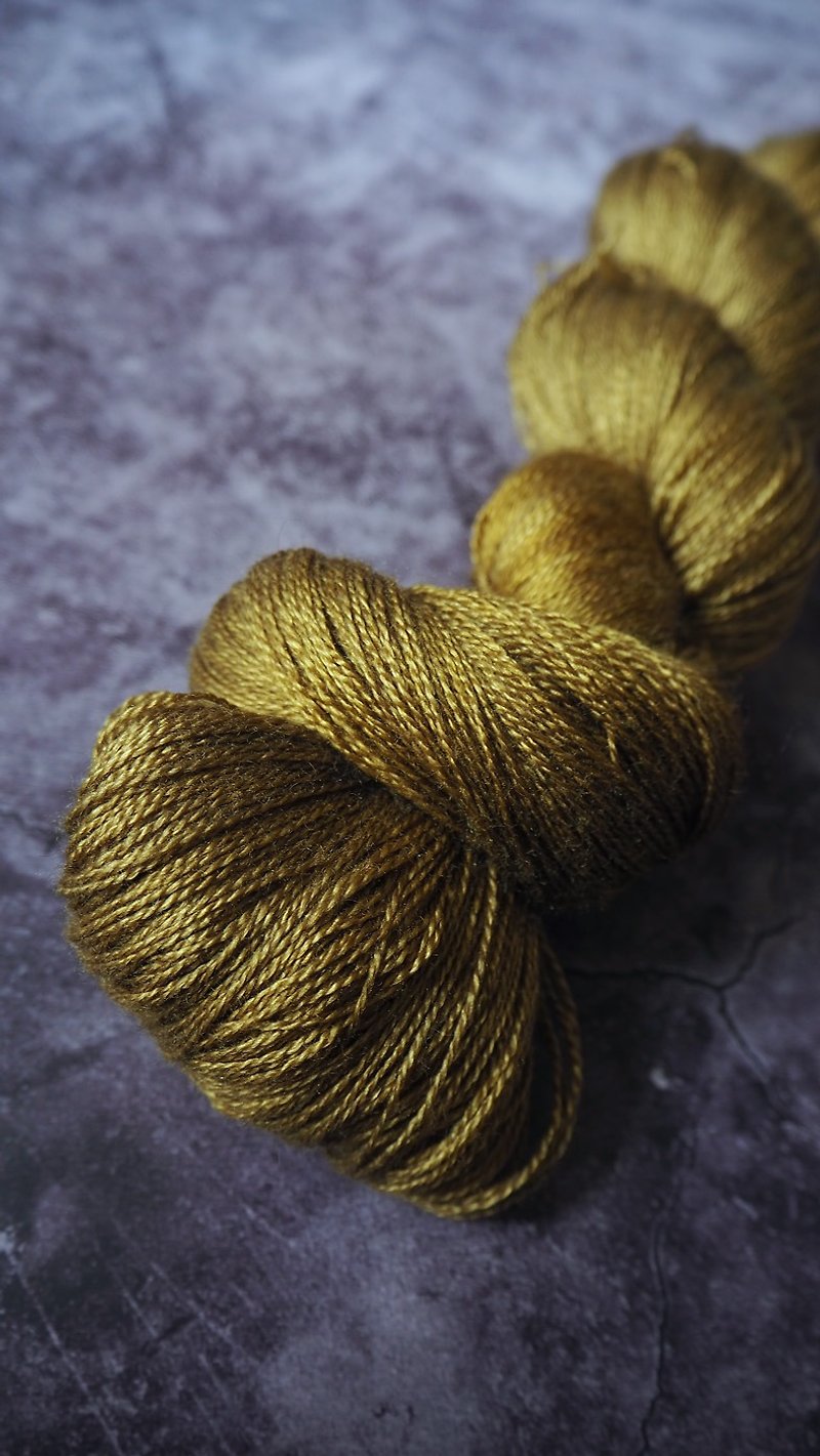 手染線。橄欖。(超水洗藍面羊/絲/蕾絲線) - 編織/刺繡/羊毛氈/縫紉 - 絲．絹 