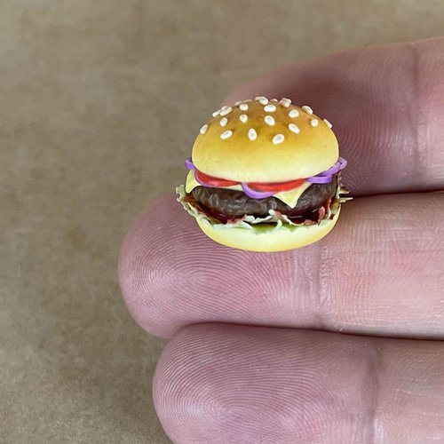 ドールハウス用のミニチュアハンバーガー。ポリマークレイ製の