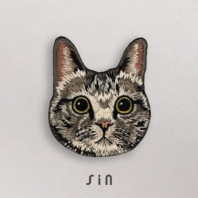 シングルカード ビッグヘッドキャット - 刺繍ステッカー - ぼんやりトラ猫 (A0007) - ステッカー・シール - 刺しゅう糸 レッド