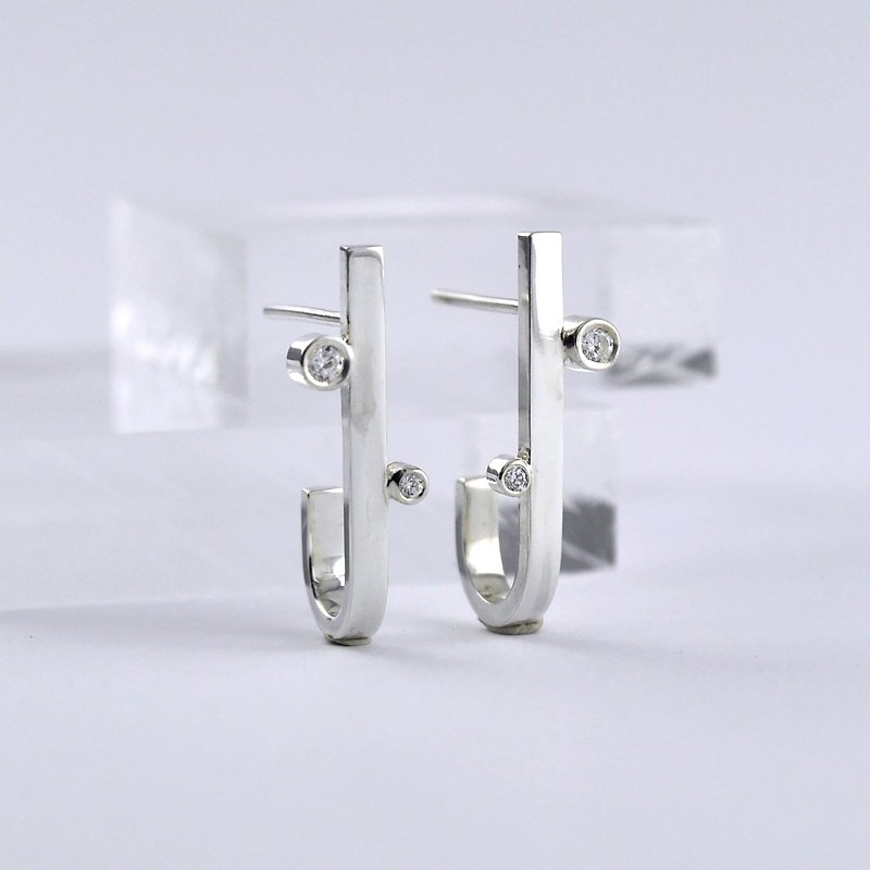 Sterling Silver Curved Line Earrings with CZ diamond - ต่างหู - เงินแท้ สีเงิน