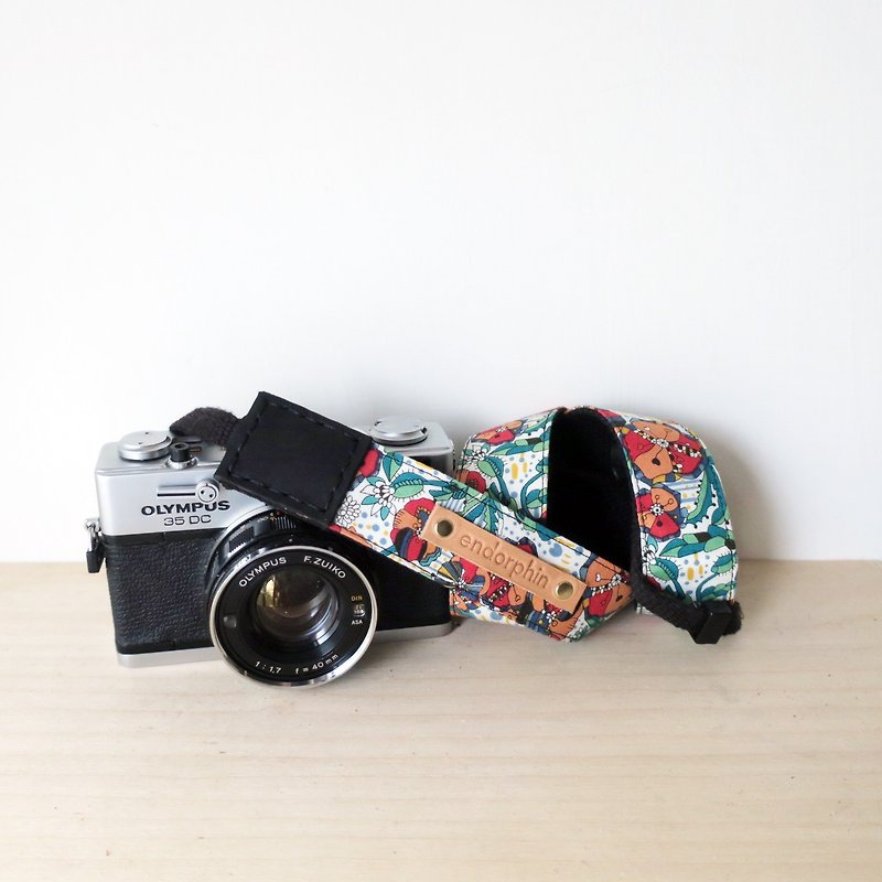 【エンドルフィン】手作りカメラストラップ（GARDENシリーズ-赤い花と緑の葉） - カメラ - 革 レッド