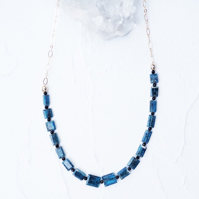 Indigo Blue Kyanite Semi-Long Bib Necklace Spring Rain - สร้อยคอ - เครื่องเพชรพลอย สีน้ำเงิน