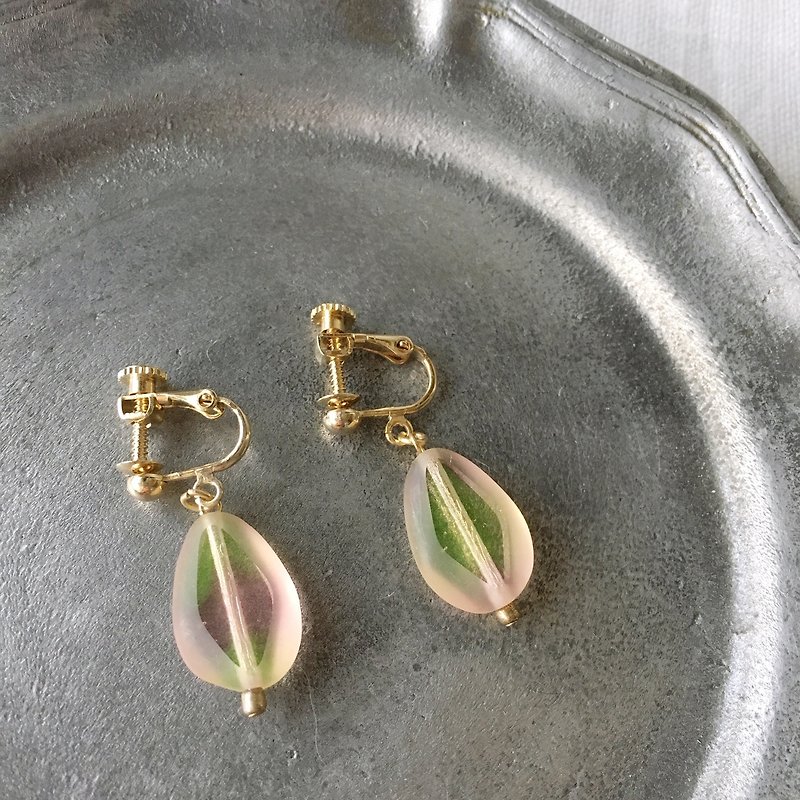 Pink and Green Czech beads earrings - ต่างหู - แก้ว สึชมพู