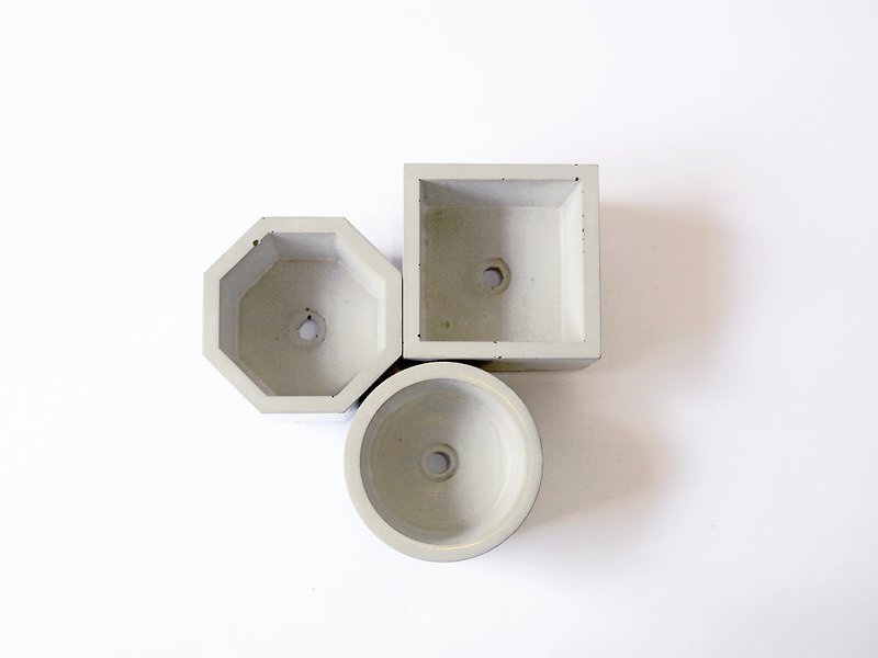 FENEN -Concrete Multi-use Pot with brass legs –ALL accessories - ของวางตกแต่ง - ปูน สีเทา