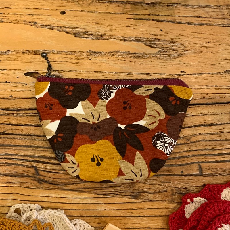 Japanese flower cloth semi-circular small coin purse ///Mum sewing small world - กระเป๋าใส่เหรียญ - ผ้าฝ้าย/ผ้าลินิน สีแดง