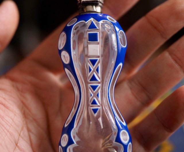 1900年初頭 英国製 アンティーク 香水瓶 箱付き 優美な装飾 1900年初頭 英国製 アンティーク 香水瓶 箱付き 優美な装飾 英国