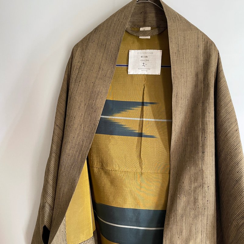 【1点もの】さんかく羽織 裏地・ブローチ付き -絹 着物地 紬 薄茶 & 絹 着物地 辛子色に濃い緑の矢絣 - トップス - シルク・絹 カーキ