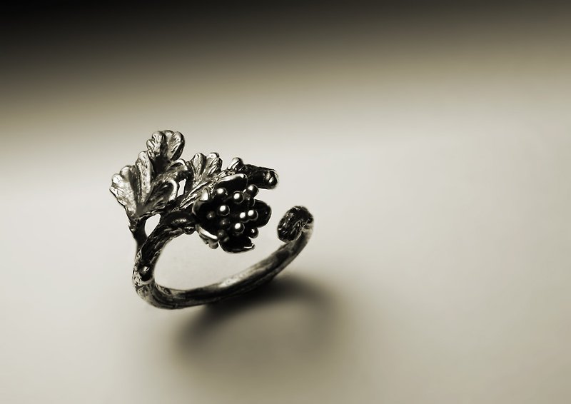 野葡萄藤葉戒指 - 戒指 - 其他金屬 銀色