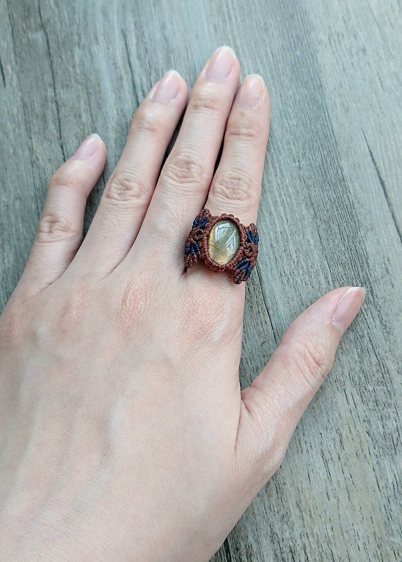 Misssheep R01- Labradorite Macrame ring, Bohemian jewelry, Handcrafted jewelry - แหวนทั่วไป - วัสดุอื่นๆ สีนำ้ตาล