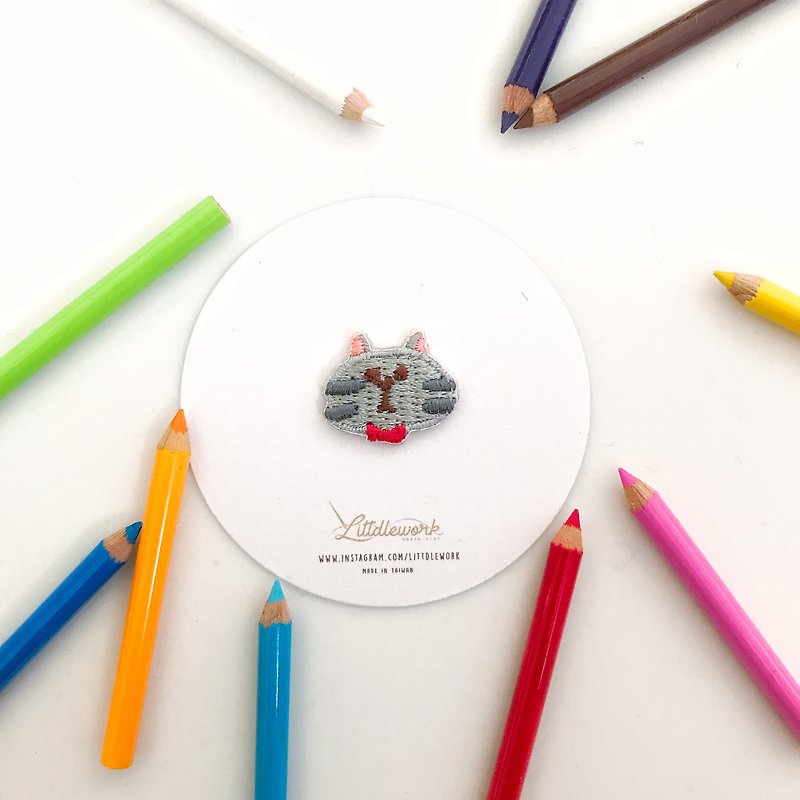 Embroideried patch Embroidery pin | gray cat | Littdlework - Brooches - Thread Multicolor