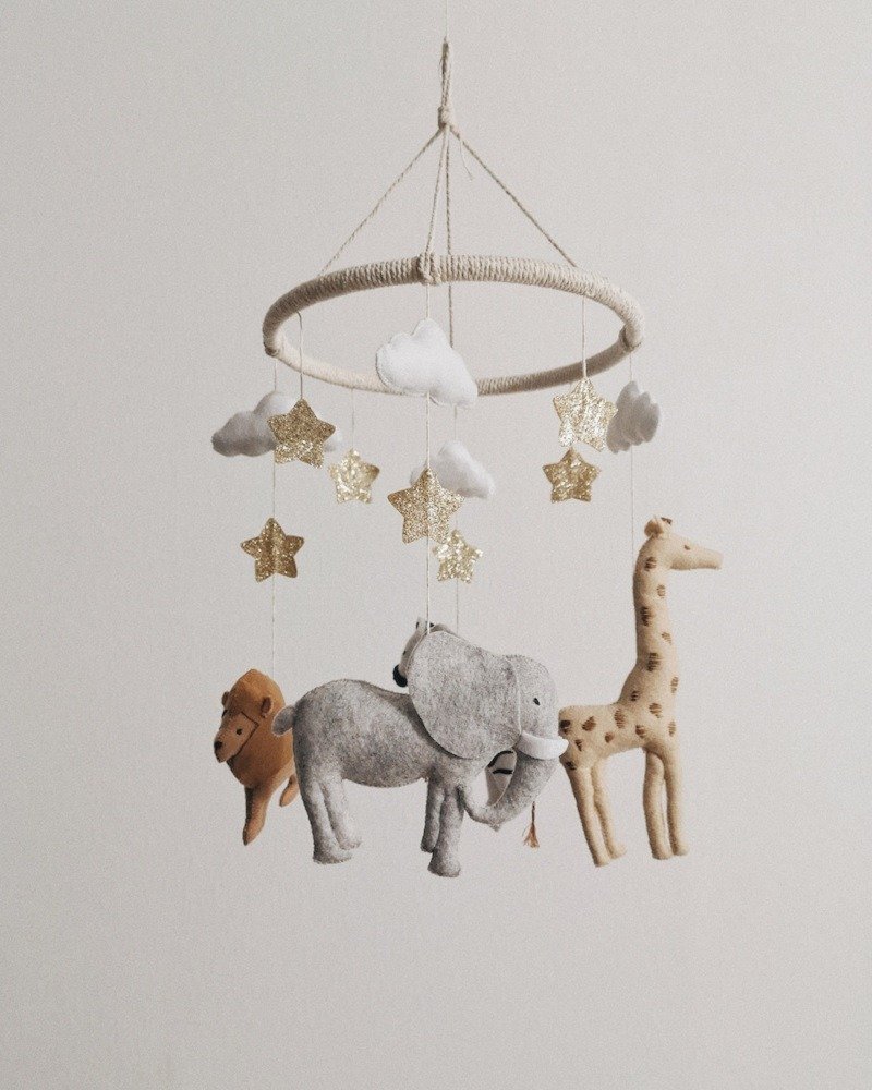 Baby mobile neutral animals Africa nursery mobile felt Africa safari giraffe - ของเล่นเด็ก - วัสดุอีโค สีทอง