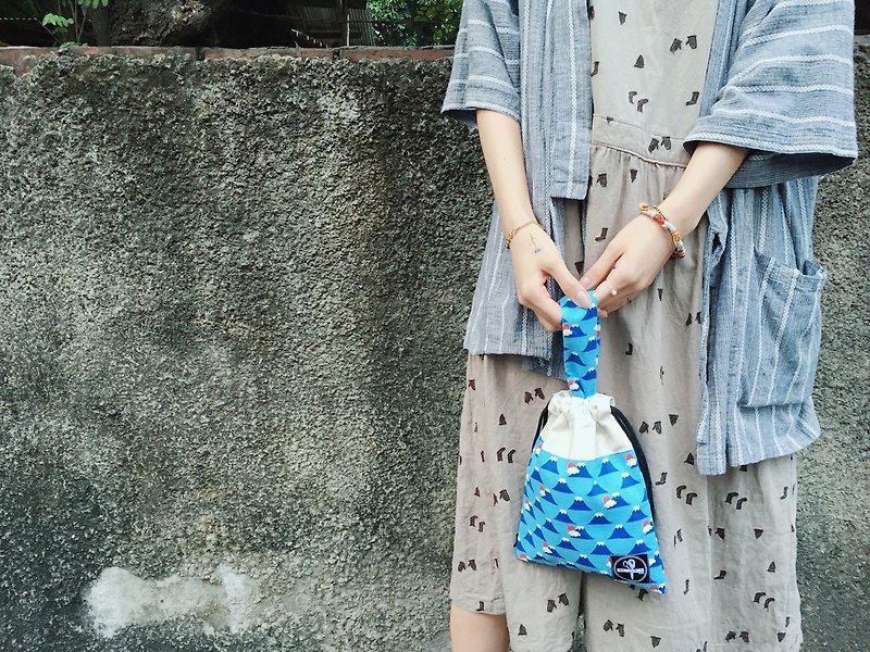 Drawstring tote bag / Mount Fuji blue - Handbags & Totes - Cotton & Hemp Blue