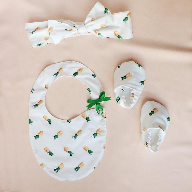 手工 小菠蘿可愛風 嬰兒初生/彌月禮物盒(圍兜+頭帶+鞋) - 彌月禮盒 - 棉．麻 白色