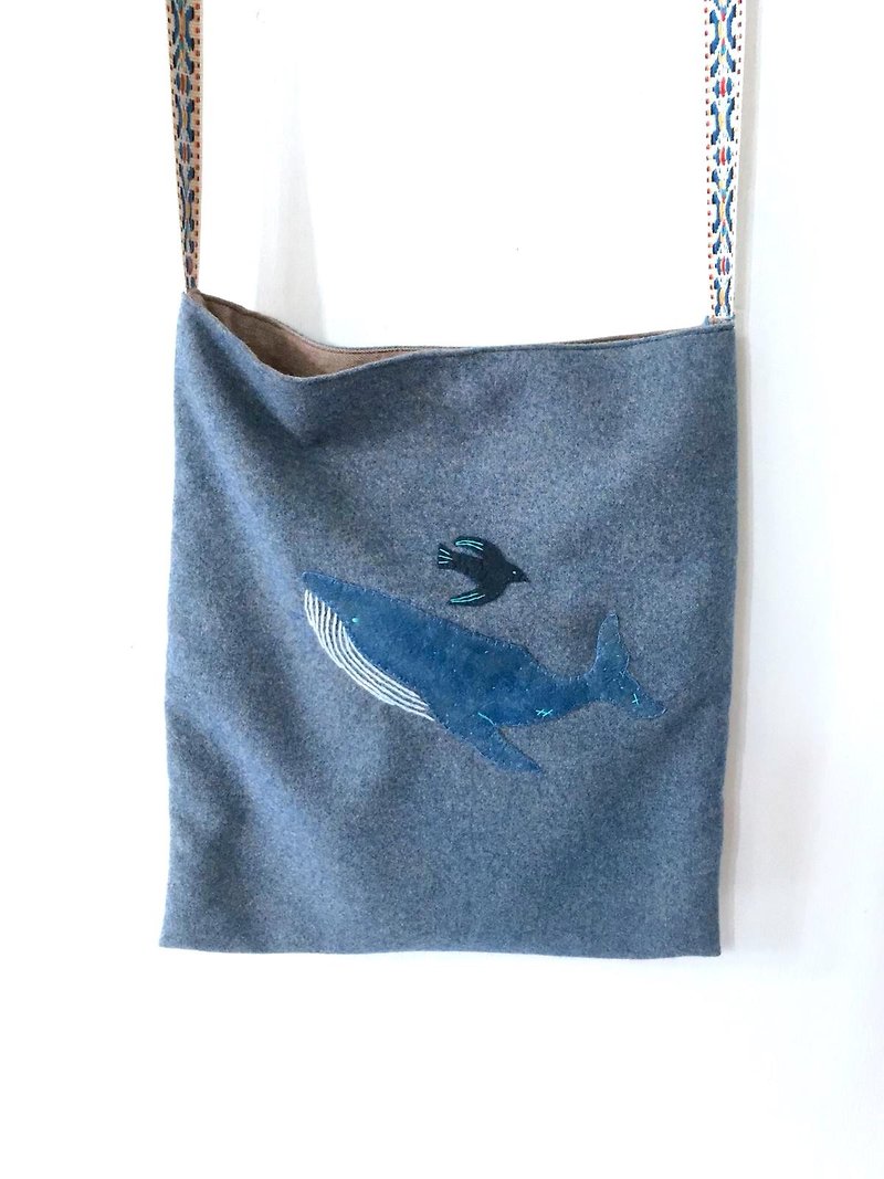 Bird and whale embroidered bag - กระเป๋าแมสเซนเจอร์ - ผ้าฝ้าย/ผ้าลินิน สีน้ำเงิน