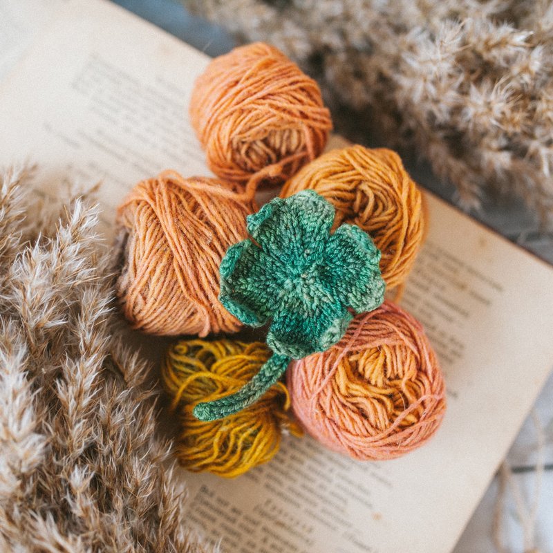 Shamrock brooch knitting pattern. Knitted accessories step by step tutorial. DIY - 手工藝教學/工具書 - 其他材質 