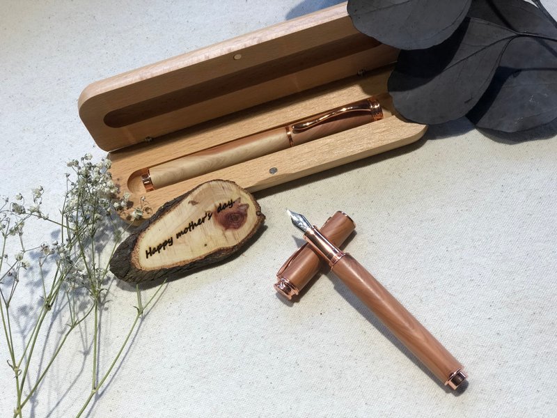 畢業禮物 客製化 粉紅香氛系列 皇手製作 文青風台灣龍柏鋼筆 - 鋼筆 - 木頭 粉紅色