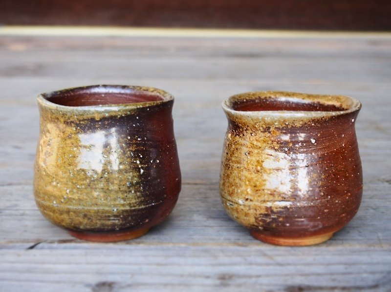 Bizen Yunomi (middle) 【Sanatori】 2 pieces set with paulownium y2-018 - Teapots & Teacups - Pottery Brown