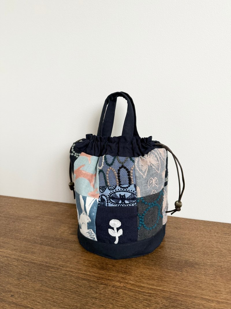 Drawstring bucket tote bag - Mina Perhonen patchwork - กระเป๋าถือ - ผ้าฝ้าย/ผ้าลินิน สีน้ำเงิน