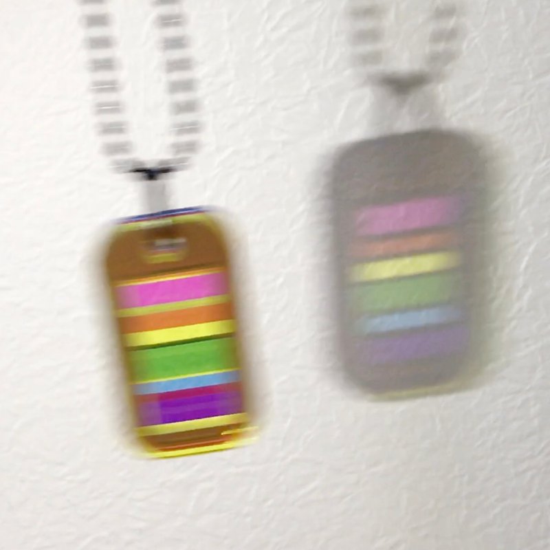 LGBTQ +アクリルレインボードッグタグチャーム-3原色 - ネックレス - プラスチック 多色