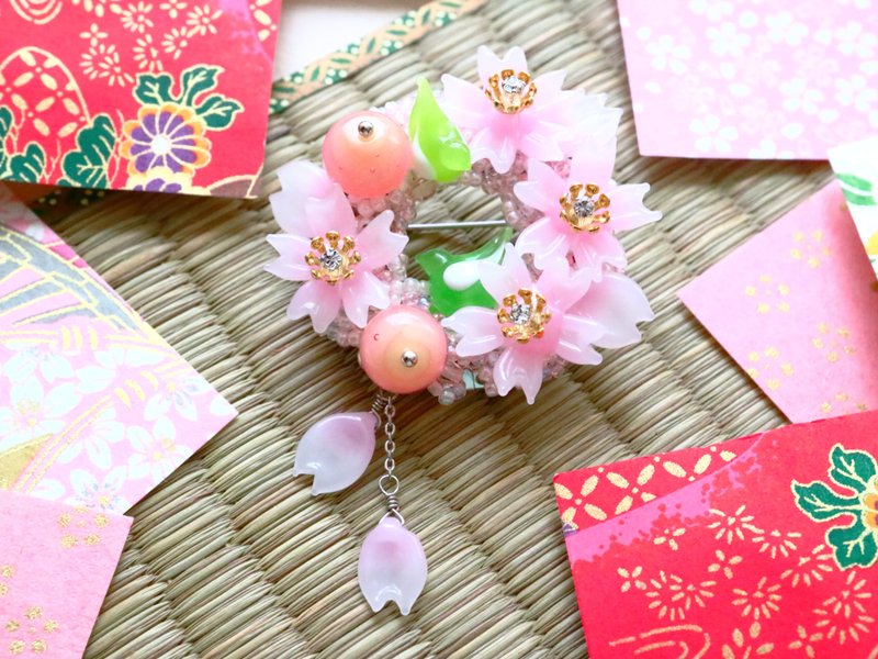 桜日和　ろ　　ブローチ さくら 満開 ピンク 小鳥 メジロ 目白 一点もの 1点もの sakura bird wreath brooch 瑠璃玉 琉璃珠 玻璃玉 - 胸針 - 玻璃 粉紅色