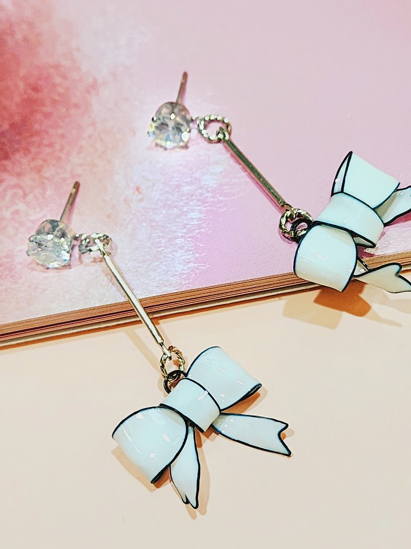 White butterfly resin earrings small diamond earrings - ต่างหู - เรซิน ขาว