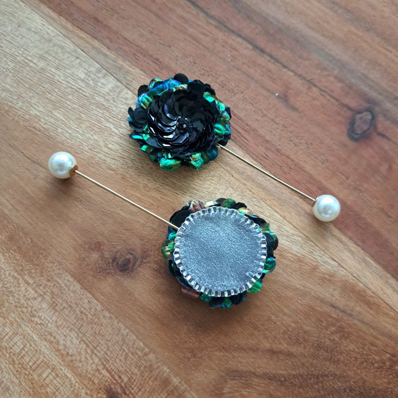 Camellia hat pin/pin-green and black - เข็มกลัด - วัสดุอื่นๆ สีดำ