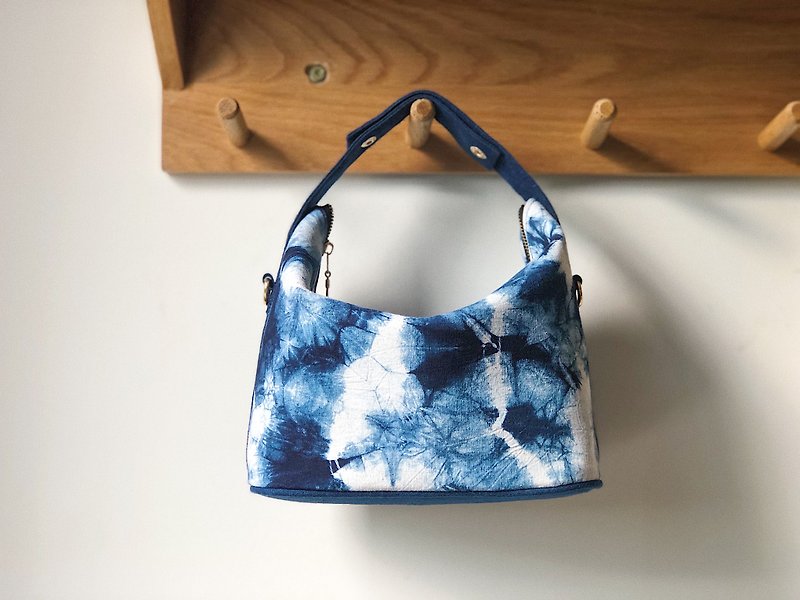 Medieval style ancient cloth feelings blue dyed handbag square messenger bag tofu bag - กระเป๋าแมสเซนเจอร์ - ผ้าฝ้าย/ผ้าลินิน สีน้ำเงิน
