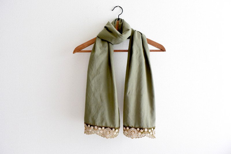 Khaki gauze voile scarf with Indian embroidery lace - ผ้าพันคอถัก - ผ้าฝ้าย/ผ้าลินิน สีเขียว