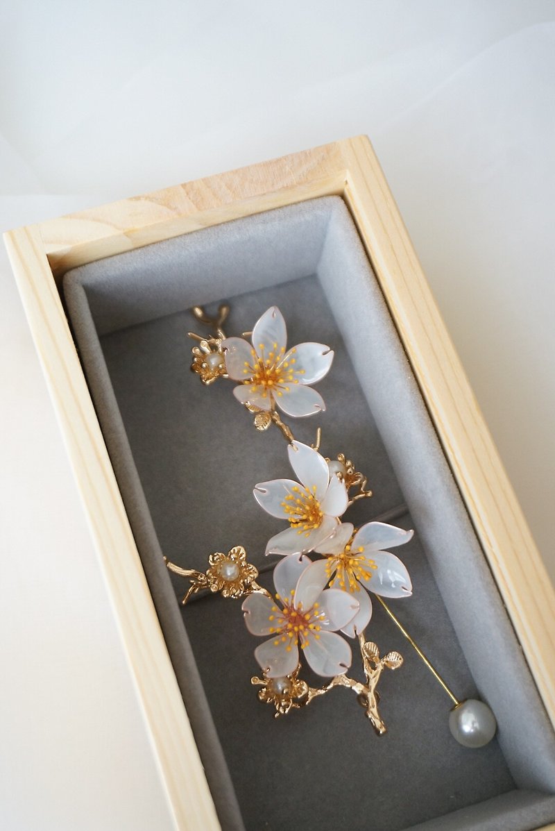 CHERRY BLOSSOMS - Brooches - Resin White
