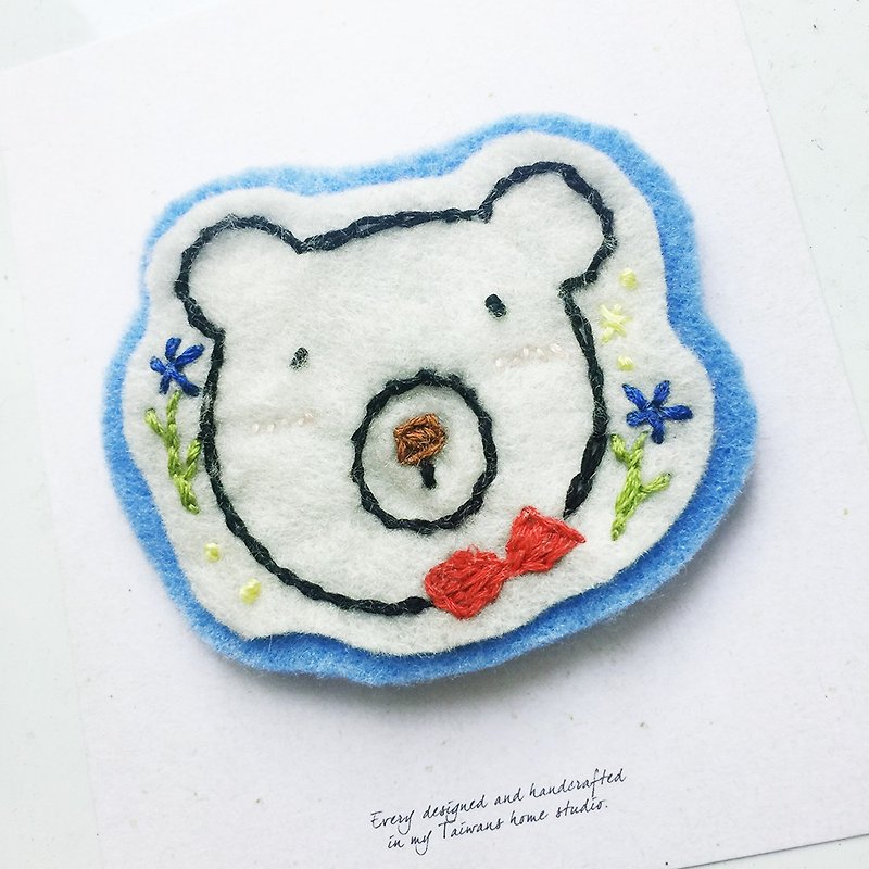 Cha mimi. Hand Embroidered Love embroidery! - Pin x Polar Bear - เข็มกลัด/พิน - ผ้าฝ้าย/ผ้าลินิน ขาว