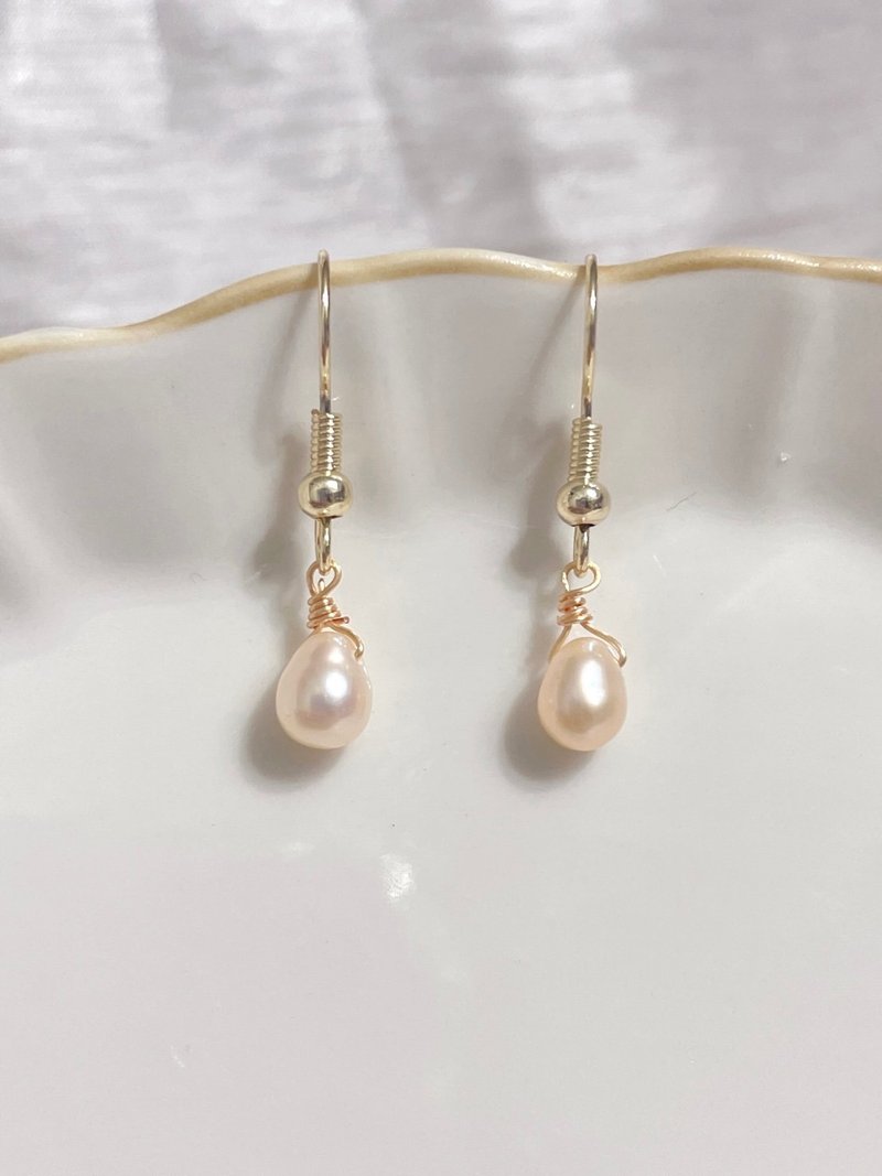 Natural freshwater pink-orange pearls//14K color-preserving earrings - สร้อยข้อมือ - โลหะ 