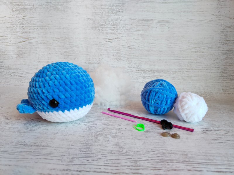 Crochet kit beginner with yarn, crochet whale, crochet craft kits - เย็บปัก/ถักทอ/ใยขนแกะ - โลหะ สีน้ำเงิน