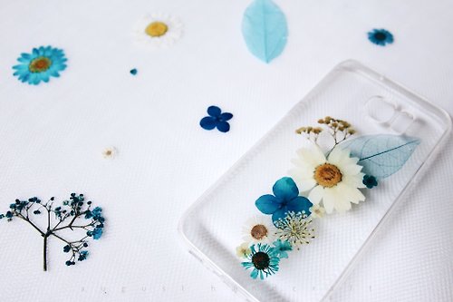 August Handcraft 蓝白配 • Handpressed Flower Phone Case