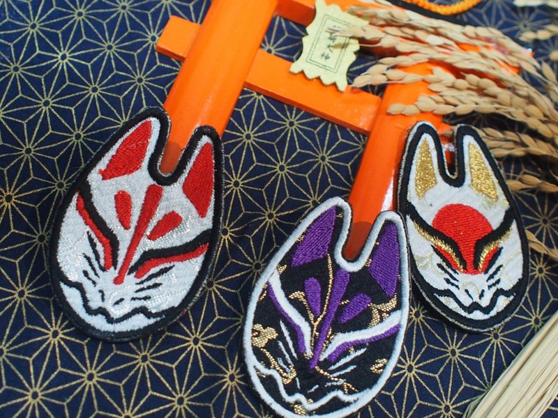 Nishijin-ori fox mask brooch - Brooches - Other Materials 