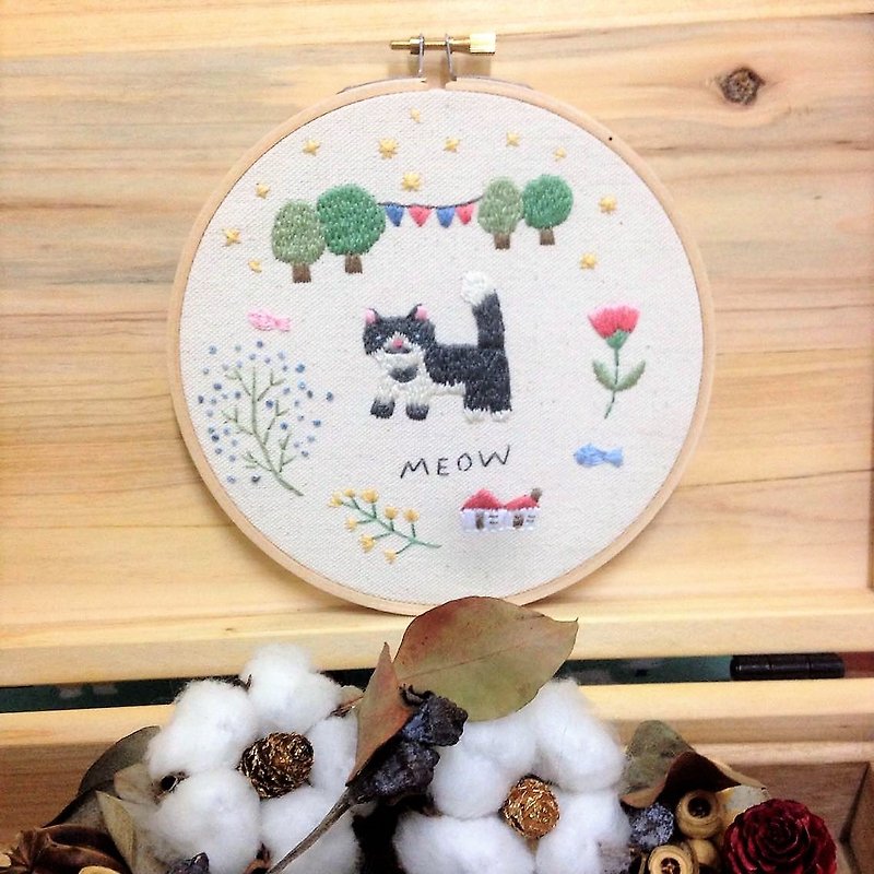 Hand Embroidery Ornaments - Secret garden with whiskers - Items for Display - Thread Multicolor