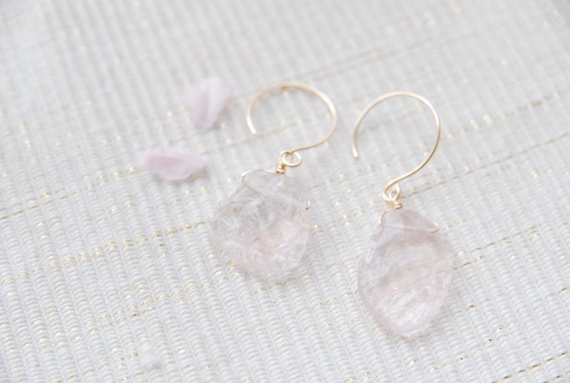 ラフロックローズクォーツの桜の花びらピアス　no.1 １４kgf - 耳環/耳夾/耳骨夾 - 水晶 粉紅色