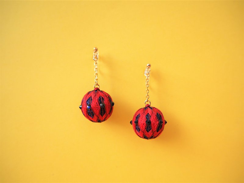 tachibanaya comari Red Navy JapaneseTEMARI earrings Temari ball embroidery ear ring - ต่างหู - งานปัก สีแดง