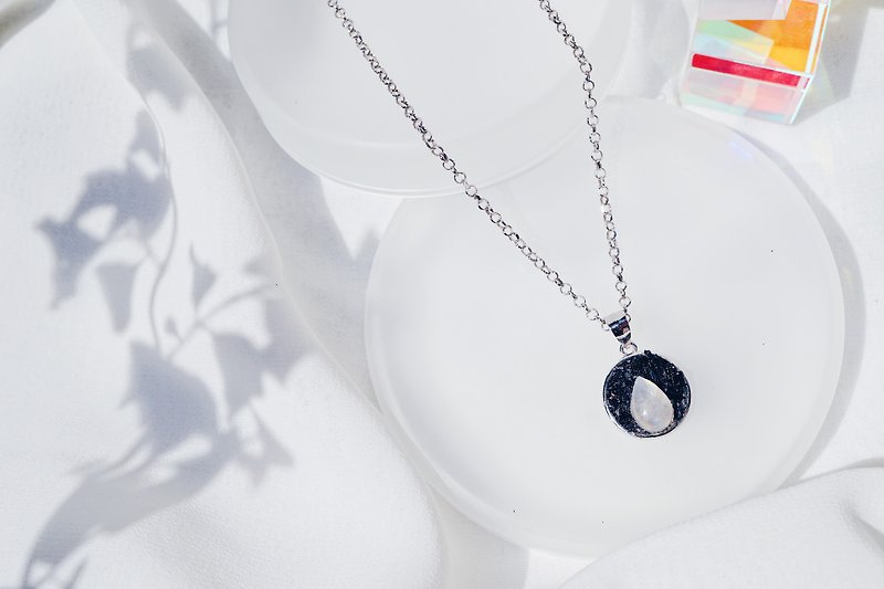 Crushed Hematite Oval Moonstone 925 silver Necklace - สร้อยคอ - เครื่องเพชรพลอย สีเงิน