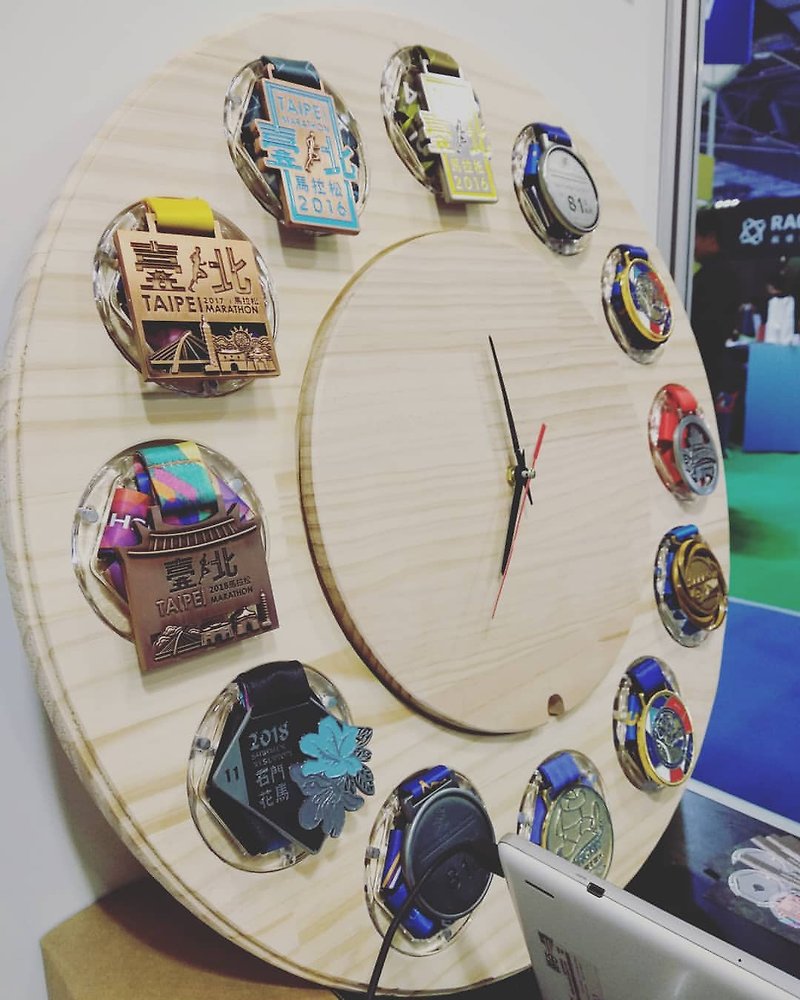 Pi Pi - Medal clock - Creative Medal  Storage x Medal exhibition - Items for Display - Wood Khaki