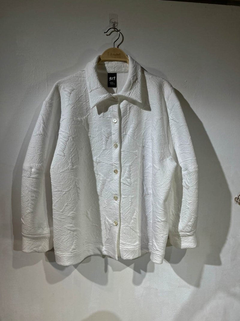 :White 3D Jacquard Soft Shoulder Cut Bell Sleeve Shirt - เสื้อเชิ้ตผู้หญิง - เส้นใยสังเคราะห์ ขาว