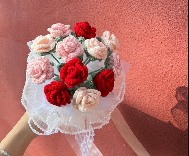 バレンタインデー用の小さなバラの花束、編み物の花、かぎ針編み