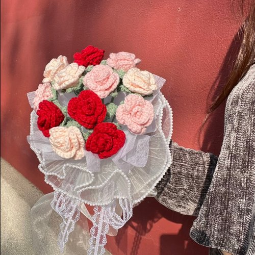 バレンタインデー用の小さなバラの花束、編み物の花、かぎ針編み