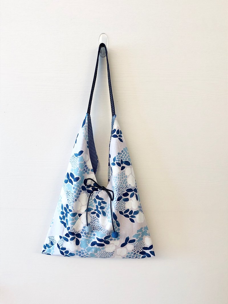 三角粽形肩提包/中尺寸/水彩花朵圖案 - 側背包/斜孭袋 - 棉．麻 藍色