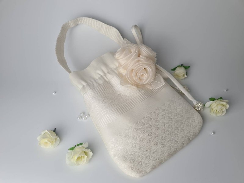 กระเป๋าผ้าไหมไทยพรีเมี่ยมพร้อมดอกกุหลาบผ้าแก้วและมุก (สีขาวงาช้าง) - กระเป๋าถือ - ผ้าไหม ขาว