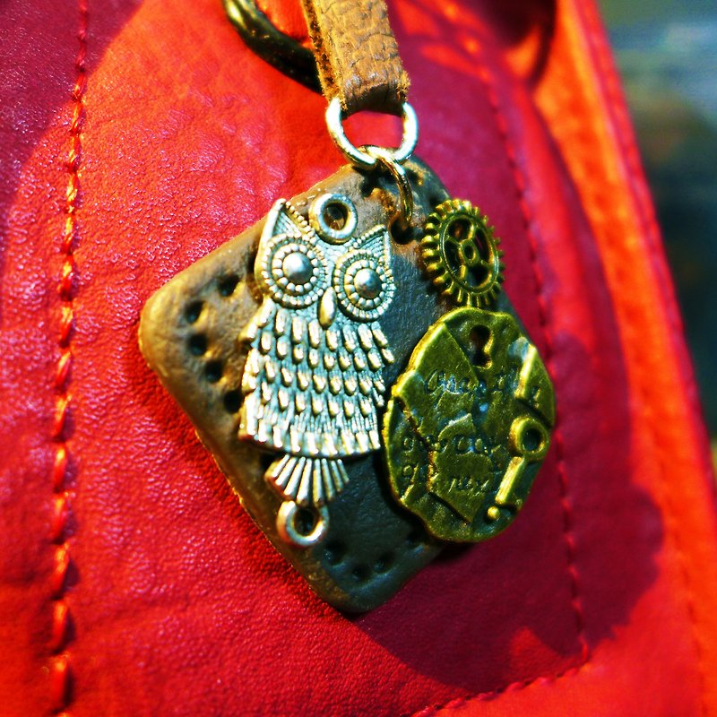 [Saturn] Yuan athletic style elegant brown leather pieces guardian owl keychain | Personalized Party Series: Guardian (night) | [Saturn Ring] This is Party: Guardian (Night) | Fimo metal composite creation. Waterproof material. Necklaces can be changed - Keychains - Waterproof Material Brown