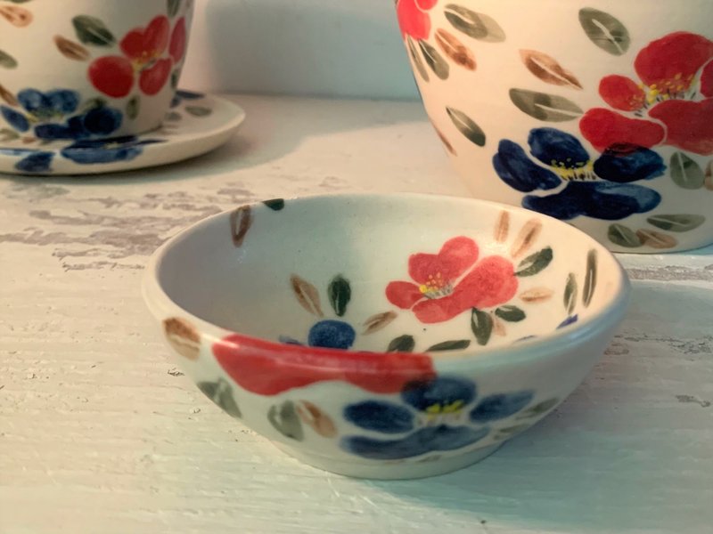 戀戀山茶花陶碗(售完再製款)_陶瓷餐碗 - 碗 - 陶 白色