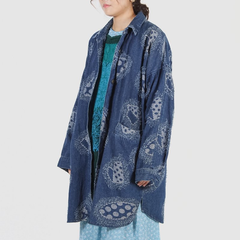 [Egg plant vintage] patch line embroidery long version of the old denim jacket blouse - เสื้อแจ็คเก็ต - ผ้าฝ้าย/ผ้าลินิน สีน้ำเงิน