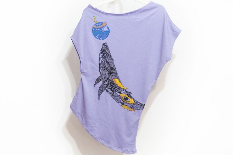 レディース 夏服 秋服 個性的 アシンメトリー オフショルダー Tシャツ 不規則デザイン トップス - 水面から現れるクジラ - トップス - コットン・麻 パープル