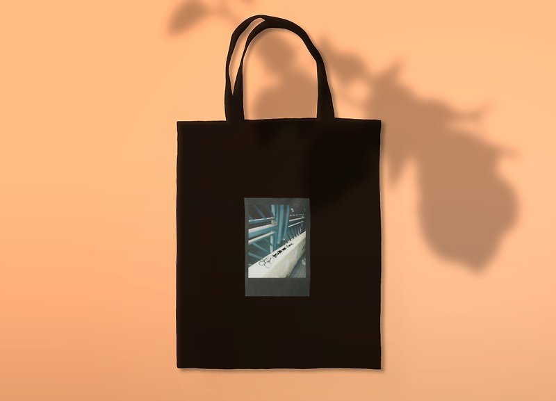 Lonely Tote Bag - กระเป๋าแมสเซนเจอร์ - ผ้าฝ้าย/ผ้าลินิน สีดำ
